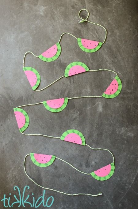 Easy watermelon garland, bunting made with cardstock and markers. Watermelon Garland, Vegetable Shapes, Watermelon Cakes, Flamingo Diy, Watermelon Diy, Cardstock Projects, Neutral Classroom, Watermelon Crafts, Fruit Diy