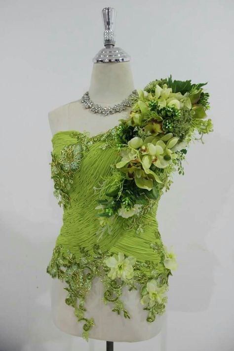 Flores Diy Outfits, A Level Textiles, Christmas Tree Dress, Mannequin Art, Tree Dress, Fairy Clothes, Dress Forms, Fairy Costume, Floral Fashion