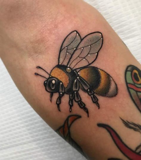 Vintage Bee Tattoo, Bee Tattoo Meaning, Tattoo Upper Arm, Queen Bee Tattoo, Tattoos Masculinas, Bee Tattoos, Honey Bee Tattoo, Bumble Bee Tattoo, Traditional Style Tattoo