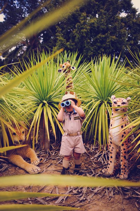 Safari Birthday Photoshoot, Safari Photoshoot Ideas, Two Wild Photoshoot, Zoo Photo Ideas, Safari Photoshoot, Toddler Boy Pictures, Photo Yearbook, Giraffe Party, Bday Pics