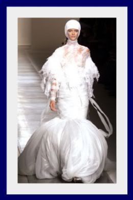 image Ugly Wedding, Weird Wedding Dress, Ugly Wedding Dress, Tacky Wedding, Worst Wedding Dress, Carmen Kass, Ugly Dresses, Extravagant Wedding Dresses, Crazy Wedding