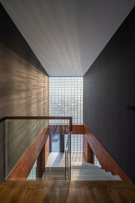 Gallery of Sena House / Archimontage Design Fields Sophisticated - 38 Glass Block Wall, Walls Interior Design, Glass Blocks Wall, Glass Block Windows, Stairs Window, Glass Curtain, Glass Brick, Design Fields, Glass Walls