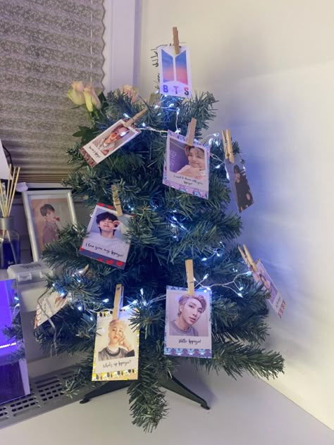 K-pop Christmas Tree, Kpop Christmas Tree, Bts Christmas Tree, Christmas Kpop, Kpop Christmas, Bts Christmas, Pink Xmas, Merry Happy, Christmas Room Decor