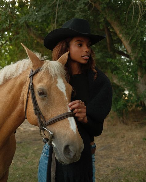 Every cowgirl needs a bestie, and ours is the Shane. Available in two colors, this perfect Western hat suits any face shape. Get yours now! Modern Western Style, Black Felt Hat, Western Hat, Modern Western, Western Hats, Western Leather, Black Felt, Felt Hat, Face Shape