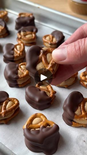 133K views · 656 reactions | Chocolate Dipped Peanut Butter Pretzel Bites 🥨🍫🥜 The perfect salty/sweet snack! Recipe in the comments below 👇 #chocolate #peanutbutter #pretzels #easyrecipe | Essential Everyday Brand | Essential Everyday Brand · Original audio Pretzel Chocolate Bites, Peanut Butter Pretzel Bites, Salty Sweet Snacks, Edible Cookie Dough Recipe, Pretzel Treats, Peanut Butter Pretzel, Mini Pretzels, Cookie Dough Recipes, Candy Recipes Homemade