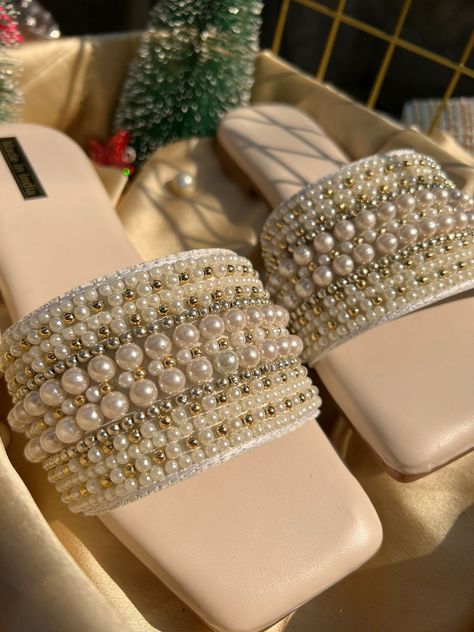 Stylish Shoes Heels, Indian Sandals, Elegant Shoes Heels, White Shoes Heels, Wedding Jewellery Designs, Fancy Sandals, Sparkly Flats, Diy Sandals, Trendy Flats