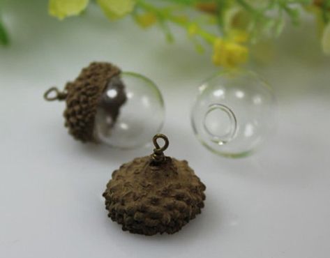 Globe Terrarium, Couture Cuir, Acorn Caps, Acorn Crafts, Acorn Pendant, Glass Vials, Fairy Garden Diy, Resin Charms, Diy Schmuck