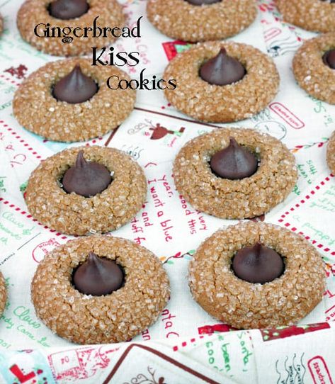 HERSHEY KISS GINGERBREAD COOKIES - Chewy gingerbread blossom cookies rolled in sugar with chocolate Hershey kiss centers. A holiday favorite no cookie tray should be without! The cookies are perfectly spiced with ginger, cinnamon, nutmeg and Gingerbread Cookie Dough Recipe, 200 Calorie Desserts, Brown Sugar Cookie Recipe, Kiss Cookie Recipe, Gingerbread Cookies Recipe, Chocolate Hershey, Hershey Kiss Cookies, Cinnamon Baking, Gingerbread Cookie Dough