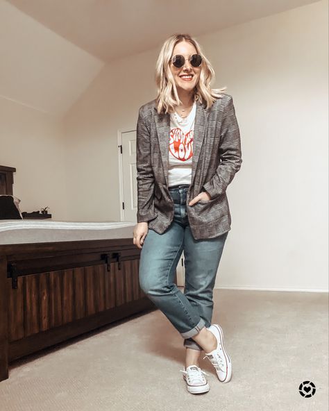 Outfit idea with plaid blazer, graphic tee, straight leg boyfriend jeans and converse shoreline sneakers. Blazer And Jeans Outfit, Converse Shoreline, Navy Converse, Blazer And Jeans, Wardrobe Challenge, Business Casual Outfit, Business Casual Blazer, Blazer For Women, Graphic Tee Outfits