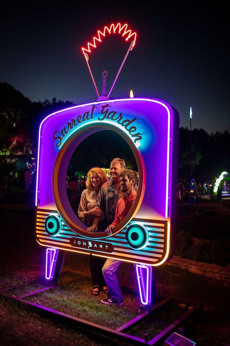 Festival Photo Opportunity, Outdoor Photo Op Ideas, Immersive Photo Booth, Coachella Activation, Event Photo Opportunity, Retro Set Design, Event Activation Ideas, Pop Up Event Ideas, Neon Photobooth