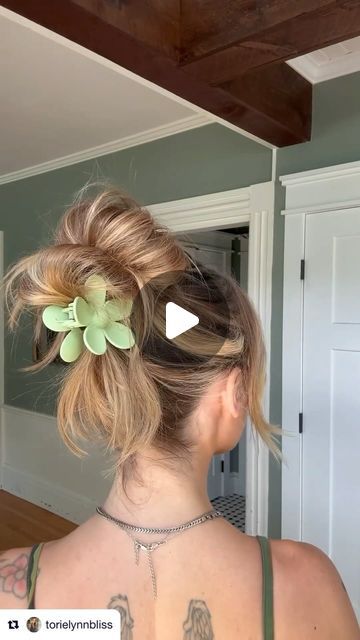 Updo With Claw Clip Long Hair, Top Bun With Claw Clip, Hairstyles With Claw Clips Short Hair, Messi Bun, How To Wear Hair Clips, Bun Hacks, Claw Clip Hairstyles Short Hair, Easy Claw Clip Hairstyles, Easy Buns