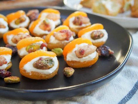 Turkish-style stuffed apricots Arabic Appetizers For Party, Orange Appetizers, Stuffed Apricots, Apricot Bites, Stuffed Fruit, Dry Fruits Benefits, Turkish Dishes, Ramadan Recipe, Drinks From Around The World