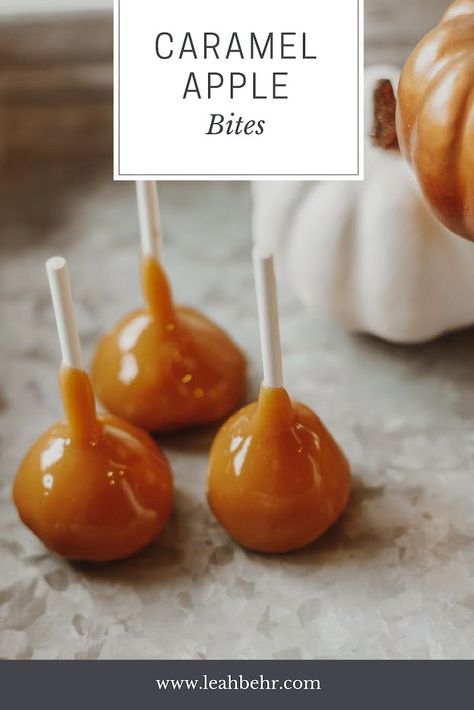 Caramel apple bites | Mini caramel apples | Fall treats | Fall dessert recipes | Halloween dessert recipes | Caramel apple recipe | Homemade caramel apple recipe | How to make caramel apple | Small caramel apple recipe | Halloween party dessert ideas | Halloween party food ideas | Lifestyle blogger | Leah Behr Caramel Apple Recipes Homemade, Apple Fall Treats, Mini Fall Dessert, Mini Carmel Apples, Apple Bites Recipe, Caramel Apple Bites, Halloween Party Desserts, Apple Bites, Mini Caramel Apples