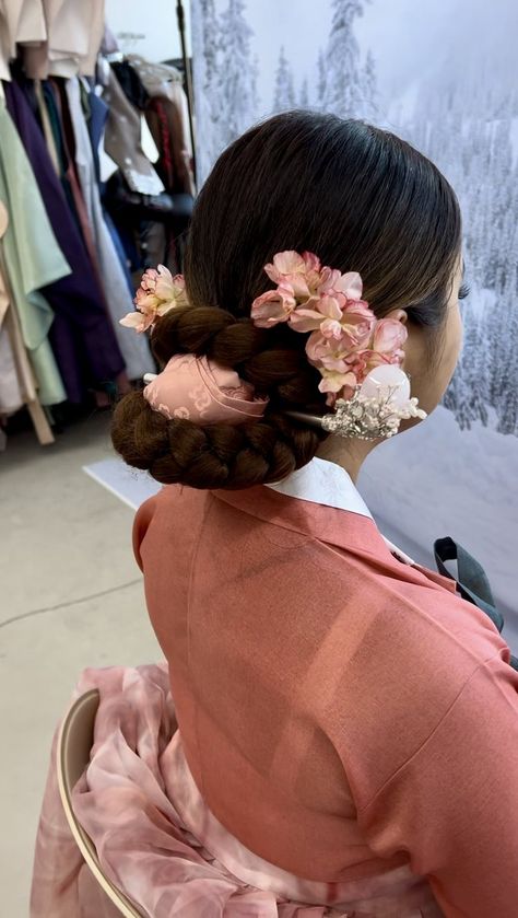 Hanbok paid hairstyle by MOA Hanbok. #hanbok #hanbokhairstyles #seoul Hanbok Hairstyle, Hanbok Rental, Hanbok Wedding, The Sweet Escape, Hanok Village, Gyeongbokgung Palace, Bukchon Hanok Village, Hanbok Traditional, Feel Like A Princess