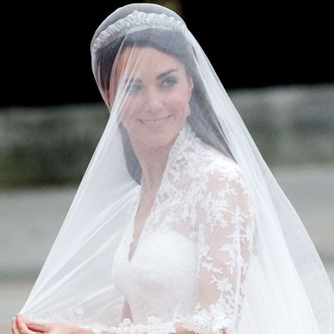 Everything You Need To Know About Blusher Wedding Veils Blusher Veil Hairstyles, Veil Over Face, Wedding Meaning, Veil With Blusher, Diy Wedding Veil, Düşes Kate, Below The Knee Dresses, Hijab Wedding Dress, Blusher Veil