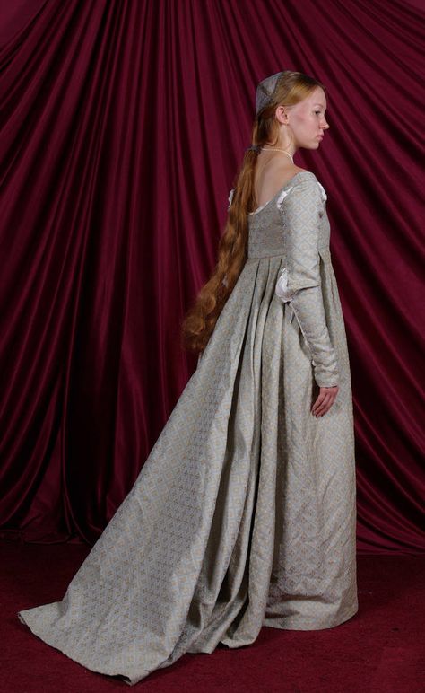 Italian Renaissance Gown: Back by Verdaera on DeviantArt Moda Medieval, Tudor Fashion, Medieval Garb, Historical Dress, Italian Dress, Period Clothing, Historic Clothing, Medieval Costume, Medieval Dress