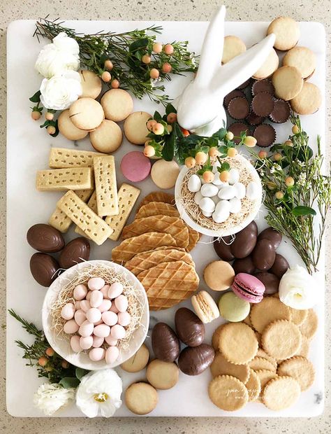 These sweet and savory Easter charcuterie board ideas are both simple and easy. With these cute board ideas, find the perfect board for brunch, dessert, breakfast, or candy snacking. Dessert Platter, Slow Cooker Desserts, Party Food Platters, Easter Inspiration, Easter Dinner, Easter Dessert, Easter Brunch, Hoppy Easter, Easter Celebration