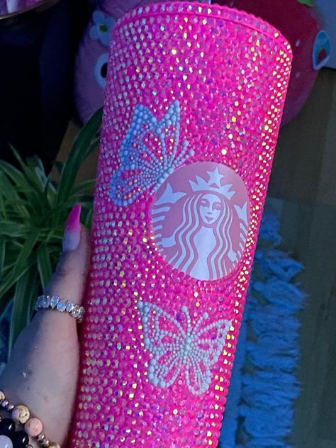 Pink Rhinestone Starbucks Cup, Starbucks Rhinestone Tumbler, Starbucks Bedazzled Cup, Baddie Tumbler Cups, Bling Ideas Rhinestones, Bedazzled Water Bottle, Rhinestone Projects Ideas, Bling Tumbler Rhinestones, Bling Cups Rhinestones Diy