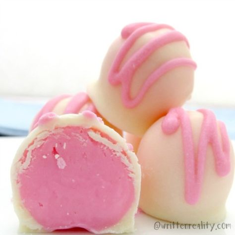 Strawberry Truffles, Strawberry Truffle, Homemade Truffles, Dessert Truffles, Truffles Recipe, Candy Truffles, Candy Recipes Homemade, Truffle Recipe, Cake Truffles