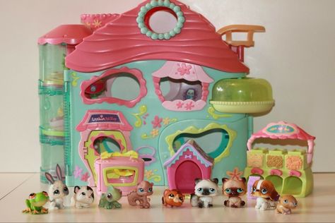 littlest pet shop house Lps Houses, Lps Popular, Lps Toys, Lps Pets, Little Pet Shop Toys, Lps Littlest Pet Shop, Toy House, Nostalgic Toys, Childhood Toys