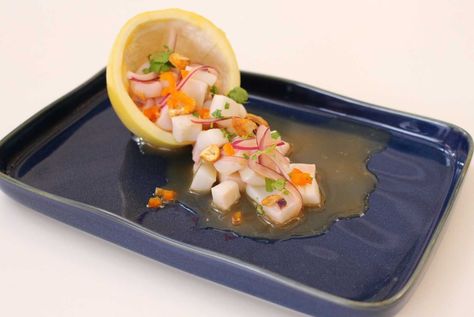 Ceviche de calamar con maracuyá Ceviche Gourmet, Fancy Dinner Party, Gala Dinner, Weird Food, Fancy Dinner, Company Meals, Dinner Party, Diner, Light Box