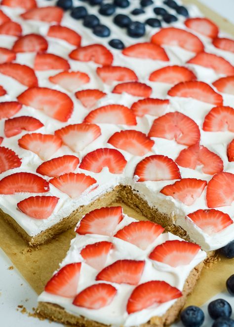 Cookie Cake With Fruit, Flag Cookie Cake, American Flag Dessert, American Flag Cookies, Flag Desserts, Cake With Fruit, Desserts Gluten Free, Patriotic Cake, Cake Gluten Free