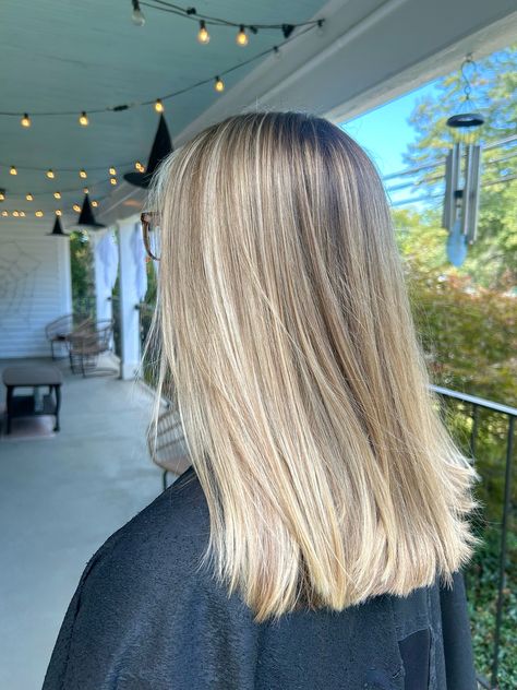 Inspo for blonde hair, inspo for blonde hair with lowlights Low Maintenance Blonde Hair Straight, Lived In Blonde Straight Hair, Low Maintenance Blonde, Blonde Bright, Lived In Blonde, Blonde Straight Hair, Blonde Hair Inspo, Brunette Hair With Highlights, Straight Blonde Hair