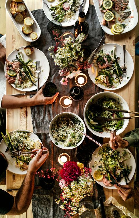 Table Full Of Food, Simple Front Porch, Family Style Dinner, Diner Recept, Photography Styling, Food Table, Zucchini Recipes, Wedding Food, Beautiful Food