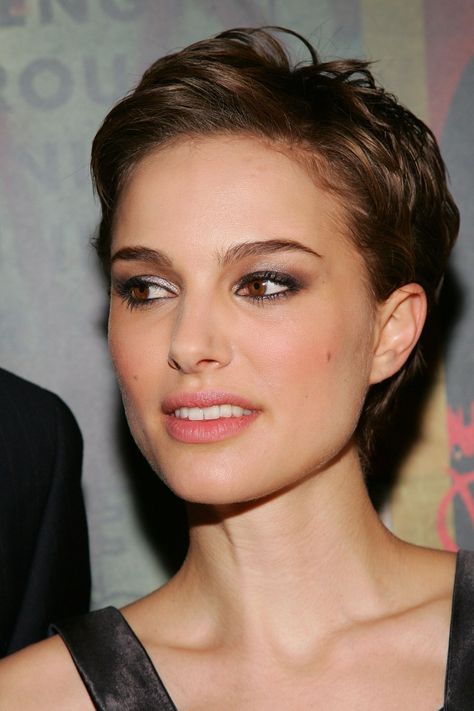 Celebrity Short Haircuts, Celebrity Pixie Cut, Audrey Tautou, Short Hair Haircuts, Easy Hairstyles For Long Hair, Natalie Portman, Charlize Theron, Short Pixie, Grow Out