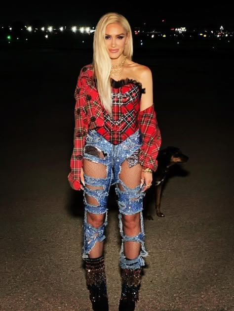 Coachella Celebrities Outfits, Gwen Stefani Outfits, Gwen Stefani Hair, Gwen Stefani Pictures, Blake Shelton And Gwen Stefani, Britney Spears Outfits, Gwen Stefani No Doubt, Girls Ripped Jeans, Blake And Gwen