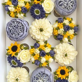 Buttercream Flowers Cupcakes, Cupcake Flower Bouquets, Cupcake Flower, Buttercream Designs, Elegant Cupcakes, Buttercream Flower, Cupcake Cake Designs, Floral Cupcakes, Creative Cake Decorating