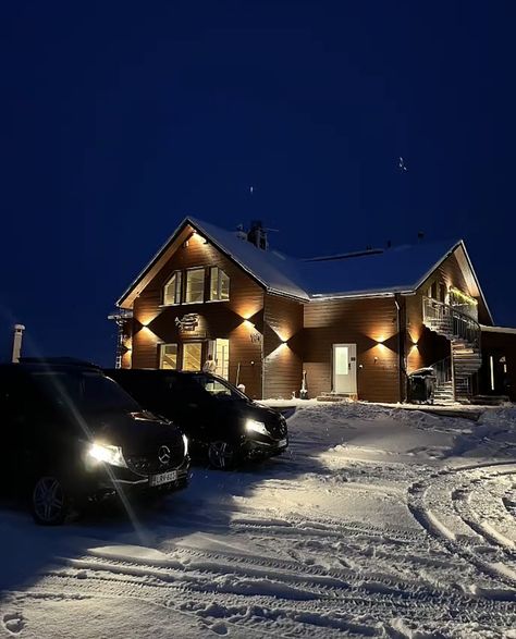 Ski trip, winter cabin Ski Trip Aesthetic Cabin, Luxury Winter Cabin, Fancy Cabin, Cabin Trip Aesthetic, Winter Cabin Aesthetic, Ski Resort Aesthetic, Ski Trip Aesthetic, Snow Lodge, 19th Bday