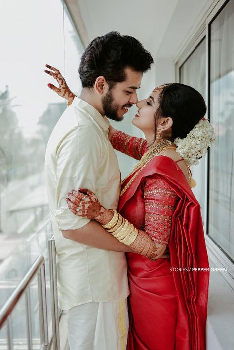 London Thumakda, Reception Poses, Saree Kerala, Traditional Poses, Couple Bride And Groom, Indian Wedding Poses, Mumbai Wedding, Kerala Wedding Photography, Pre Wedding Photoshoot Outfit