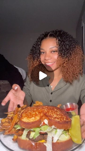 Kalese🍔 on Instagram: "Homemade cheeseburger, fried pickles and fried jalapeño 😋 #mukbang #instafoodie #foodie #mukbangasmr #eating" Fast Food Mukbang, Fried Jalapenos, Mukbang Food, Homemade Cheeseburgers, Fried Pickles, Cheeseburger, Pickles, Yummy Food, On Instagram