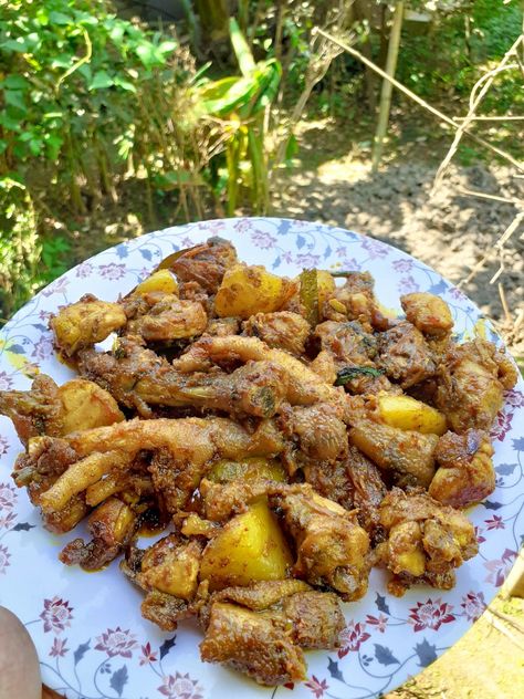 Nap-nap laona ngouba Eigi chicken.😋 Gravy less chicken cooked. Spicy yet very tasty. Best as a side dish in the meal or simply eat the chicken only. Chicken Gravy, Food Board, The Chicken, Gravy, Side Dish, Side Dishes, Chicken