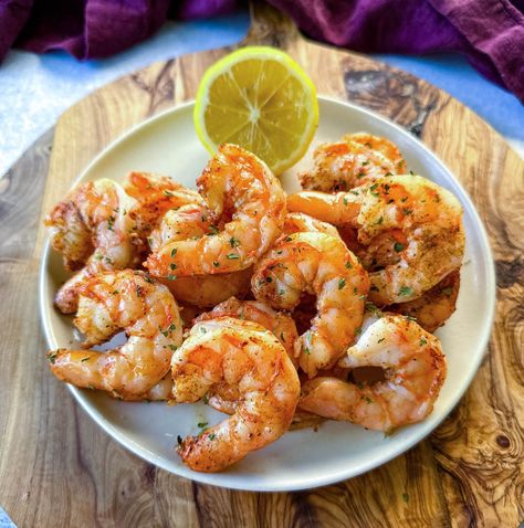 This Steamed Shrimp recipe will easily become your go-to dish for a quick 15-minute weeknight meal. Our easy-to-follow recipe ensures perfectly tender shrimp, cooked to perfection and seasoned with Old Bay and smoked paprika. Pair these with your favorite sides, salads, or with our mouthwatering dipping sauces. Simple Seafood Recipes, Steamed Shrimp Recipe, Cooking Raw Shrimp, Shrimp Dinners, 15 Min Meals, Pasta Salad Salmon, Seasoned Shrimp, Raw Shrimp, Keto Seafood