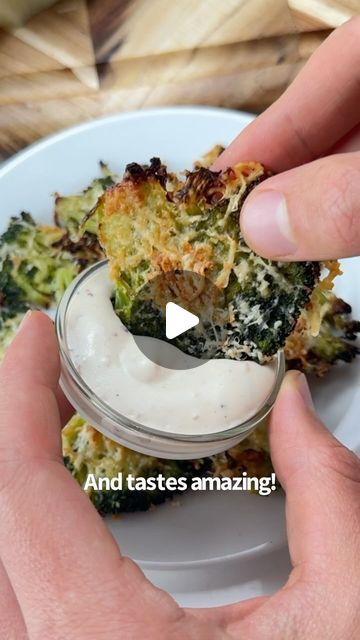 iRick Wiggins on Instagram: "Say “YUM” if you would eat this Crispy Smashed Parmesan Broccoli 🥦😋🙌

What you need:
12 oz broccoli
1/2 cup grated Parmesan 
3 tbsp ranch seasoning
2 tbsp oil 

How to make them:
1. Preheat your oven to 400F.
2. Steam your broccoli. Take it out, place on a paper towel and smash with the bottom of a cup. Use another paper towel to pat out any moisture.
3. Place on a parchment lined baking sheet & drizzle with oil. 
4. Add Parmesan and ranch seasoning.
5. Bake for 10-15 mins. Take it out & enjoy!

This recipe is super easy and such a delicious snack 👌" Smashed Broccoli, Irick Wiggins, Parmesan Broccoli, Tiktok Recipes, Healthy Lunch Snacks, Keto Sweets, Low Carb Appetizers, Keto Lunch, Soup Dinner