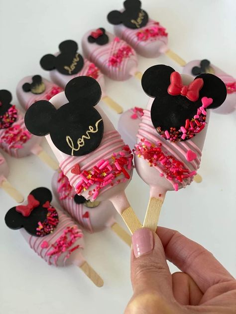 Minnie Cakesicles, Mini Mouse Cake Pop, Cakecicles Birthday, Minnie Mouse Cakesicles, Mickey Mouse Cakesicles, Minnie Mouse Strawberries, Mini Mouse Cupcakes Ideas, Minnie Mouse Cakepops, Minnie Mouse Treats