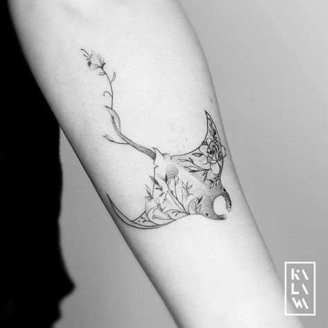 Stingray Ankle Tattoo, Hip Tattoo Women Unique, Unique Collar Bone Tattoo Ideas, Behind The Neck Tattoos For Women, Small Collar Bone Tattoo, Stingray Tattoos, Tattoo Patchwork, Match Tattoo, Tattoo Sternum