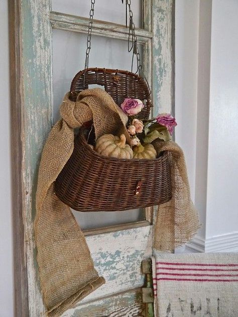 Vintage Home Decor Farmhouse, French Vintage Home Decor, Fishing Basket, Upcycled Projects, Living Vintage, Autumn Decorating, Fishing Decor, Upcycle Projects, Hanging Basket