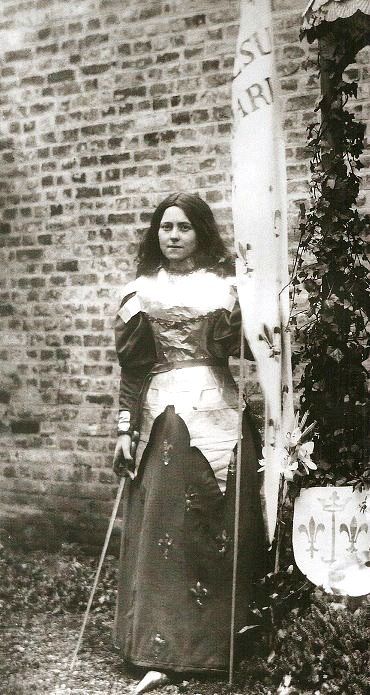 Saint Thérèse of Lisieux dressed up as Saint Joan of Arc Joan Of Arc Costume, Santa Joana D'arc, Santi Cattolici, Saint Joan Of Arc, Jeanne D'arc, St Joan, Spiritual Warrior, St Therese Of Lisieux, Thérèse Of Lisieux