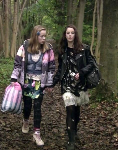 Effy And Pandora, Effy Stonem Style, Cassie Skins, 2008 Fashion, Effy Stonem, Skin Aesthetics, 2010s Fashion, Skins Uk, Fairy Grunge