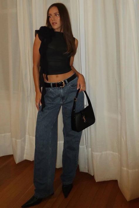 Going Out Outfits Baggy Jeans, Heels With Baggy Jeans Night Out, Pointy Boots Outfit Heels, Black Top Baggy Jeans, Pointy Boot Heels Outfit, Baggy Jeans Outfit Night Out, Baggy Jeans Night Outfit, Baggy Jeans With Pointy Heels, Jeans And Heels Night Out