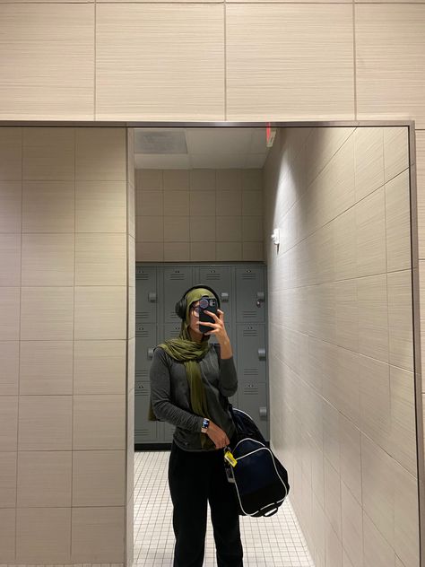 Hijab Fitness Gym, Sport Modest Outfit, Gym Fits Aesthetic Modest, Modest Gym Aesthetic, Modest Volleyball Outfits, Hijabi Volleyball Player, Modest Hijabi Gym Outfit, Hijabi Gym Fits, Muslim Workout Outfit