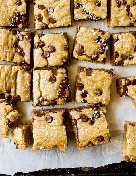 What's better than blondies? Classic Brown Butter Blondies with the perfect amount of chocolate sprinkled over the tops! This delicious blondie recipe is loaded with the toasted flavor of browned butter, dark brown sugar (you can also use light!) and heaps of vanilla extract. They come together quickly in one bowl (aside from the pan needed to brown the butter) and in spite of the hardship of having to wait until they're completely cool to cut them, they are UTTER PERFECTION! Chewy Blondies Recipe, Recipe With Chocolate Chips, Brown Butter Blondies, Blondie Recipe, Perfect Brownies, White Chocolate Fudge, Chocolate Chip Blondies, Dark Brown Sugar, Blondies Recipe