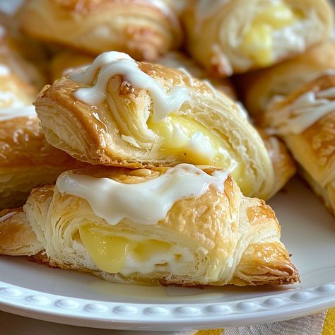 Lemon Cheesecake Crescent Rolls Pilsbury Crescent Dessert Recipes, Crescent Desserts, Crescent Dough Recipes, Cheesecake Crescent Rolls, Lemon Curd Dessert, Crescent Roll Recipes Dessert, Filled Crescent Rolls, Crescent Rolls Recipe, Crescent Roll Cheesecake