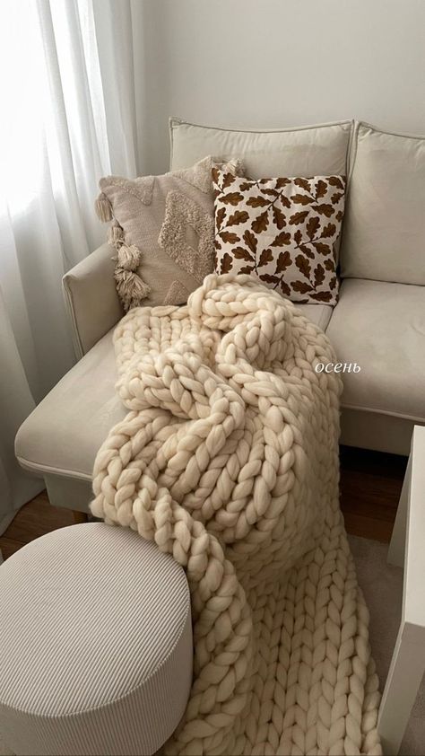 Fall Aesthetic Home, Hygge Interior, Hygge Aesthetic, Deco Studio, Dream Apartment Decor, Chunky Blanket, Hygge Home, Home Design Living Room, Apartment Decor Inspiration