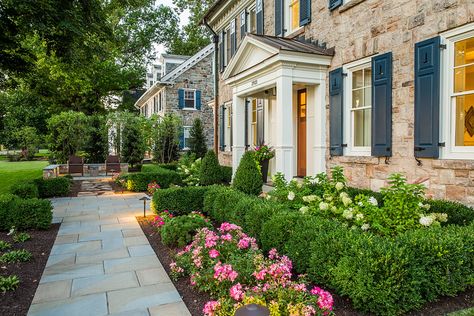 Colonial House Landscaping, Christmas Garden Ideas, Front Planters, Colonial Landscaping, Traditional Landscaping, Front Door Landscaping, Family Backyard, Landscape Maintenance, Front Landscaping