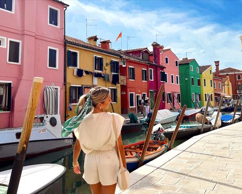 Venice Fashion Summer, Rome Outfits August, Venice Holiday Outfit, Venice Style, Italy August Outfits, Venice Trip Outfits, Venezia Outfit, Venice Outfit Fall, Venice Italy Aesthetic Outfit