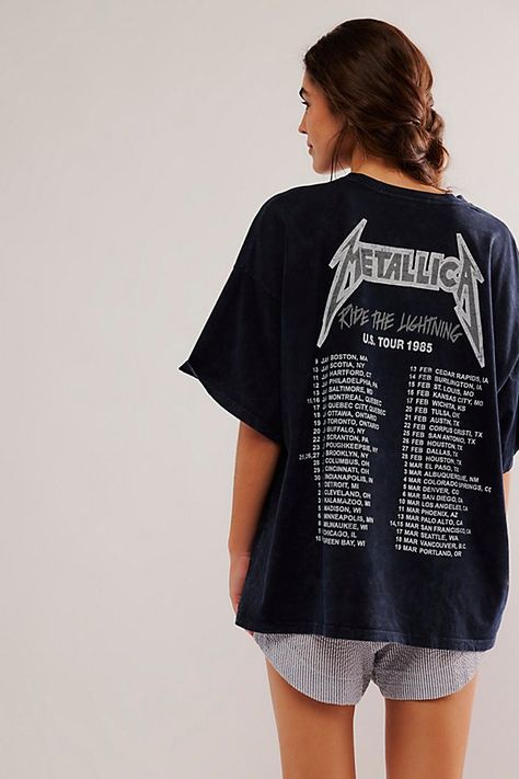 Band Tee Outfits Aesthetic, Band Tees Aesthetic, Edgy Hippie Style, Tour Shirt Design, Band Tee Aesthetic, Oversized Tee Outfit, Band Tee Outfits, Best T Shirts, Black Graphic Tee